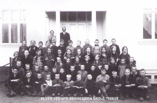 Elever fra skolestart 1928-1929. Lærere Hallbjørg Eig og Odd Arnesen. Første rekker fra venstre: Sigurd Urdahl, Einar Aasen, Harald Trøyterud, Arne Fengsrud, Kåre Nilsen, Erling Nilsen, Oliver Håkensmoen, Hallvard Gunnarsrud, Oluf Halvorseth, Magne Køien, Johan Græsmo og Oluf Einarsrud. 
Andre rekke fra venstre: Magne Kragebøl, Arvid Solberg, Oddvar Gunnarsrud, Ole Finstad, Reidar Øverby, Ole Magneshaugen Otterhaug, Jørgen Køien, Ragnvald Olrud, Kolbjørn Olsrud, Martin Kirkenær og Hans Gunnarsrud.
Tredje rekke fra venstre: Ingrid Rønning, Helene Berg, Karla Solberg, Margot Køien, Ragna Ramsli, Ingrid Trøyterud, Gunvor Aasen og Ingrid Brenden.
Fjerde rekke fra venstre: Gudrun Græsmo, Ragnhild Einarsrud, Tora Rønning, Oddbjørg Hanstad, Olava Kirkenær, Gunvor Hanstad, Solveig Berg, Olga Osrønningen, Asgjerd Magneshaugen, Ester Fengsrud og Ågot Dahler.
Femte rekke fra venstre: Helga Olsrud, Olga Rønning, Gudrun Finstad, Herborg Hanstad, Lise Osrønningen, Else Dahler, Harald Fengsrud, Oddvar Solberg, Kåre Fengsrud, Gunnar Einarsrud, Mindolf Hanstad og Per Græsmo.