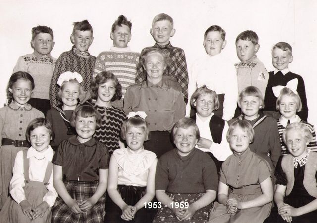 ELEVER FRA 1953-1959. LÆRER: HALLBJØRG EIG.
Foran fra venstre: Oddny Smedstad, Anlaug Sagen (Hansen), Karin Helene Mobakk (Kirkelund), Unni Rigmor Mellum (Tollefsen), Åse Finstad (Harstad) og Randi Wålengen (Kilen).
Midterste rekke fra venstre: Ruth Margrethe Urdahl (Arellano), Ingrid Elisabeth Holtet, Laila Johanne Pettersen, lærer Hallbjørg Eig, Ellen Dahler (Holtet), Anne Grethe Hedlund (Ødegård) og Else Margrethe Osrønningen.
Bakerste rekke fra venstre: Bjørn Midtskogen, Einar Finstad, Kåre Morten Helgesen, Svein Oluf Einarsrud, Odd Ivar Fengsrud, Harry Midtskogen og Jo Inge Bjørnebye.
