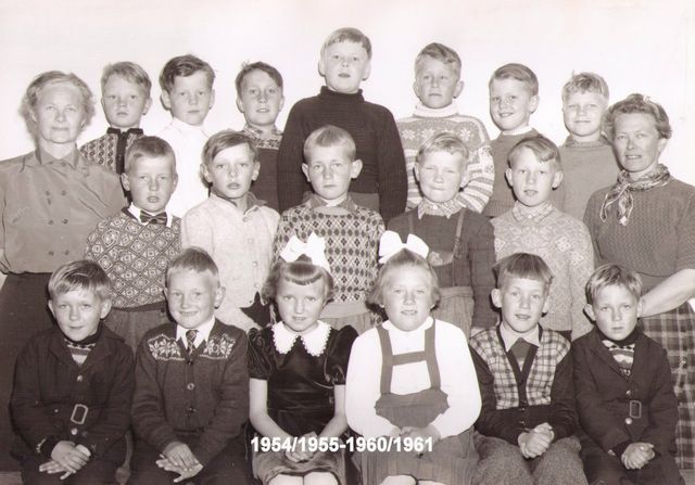 ELEVER FRA 1954/55-1960/61. LÆRERE: HALLBJØRG EIG OG ELSE SVENNEBY.
FØRSTE REKKE FRA VENSTRE: ERLING AASEN, ROLF HOLTET, ELI RISÅSEN (TØRAASEN), GERD KRAVDAL (LEIRUD), TERJE GUNNARSRUD OG ARVID AASEN. MIDTERSTE REKKE FRA VENSTRE: LÆRER HALLBJØRG EIG, EGIL DAHLER, KJELL IVAR BRENDEN, BJARNE TÅRNEBY, ARNOLD EINARSRUD, ARNE IDAR GRANDAHL OG LÆRER ELSE SVENNEBY. BAKERSTE REKKE FRA VENSTRE: BJARNE FINSTAD, WILLY FENGSRUD, ARNFINN NILSEN, WILLY ROBERT ØVERBY, HAAKON HELGESEN, JOHNNY HANSTAD OG HÅVARD VESTBY.