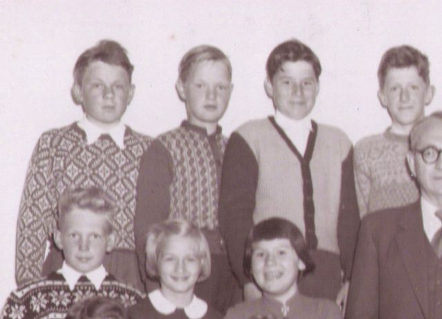 ELEVER 1951/52-1958/59. 
Første rekke fra venstre: Tore Kalgård, Olav Ous, Leif Arild Grandahl, Svein Kravdal, JAN VESTBY, Egil Melsnes og Hans Petter Opås. Andre rekke fra venstre: Marit Risåsen, Gerd Aasen, Anne Elisabeth Rønning, Solveig Melsnes, Bjørg Aasen og Rigmor Hanstad. Tredje rekke fra venstre: Harald Holtet, Liv Græsmo, Unni Sagen, lærer Odd Arnesen, Gunhild Sagen, Inger Johanne Finstad og Bjørn Riseng. Bkerste rekke fra venstre: Arne Olav Einarsrud, Bjørn Finstad, Roy Fengsrud, Yngve Astrup, Kjell Erik Finstad, Hans Kristian Urdahl og Håkon Olsrud.  
