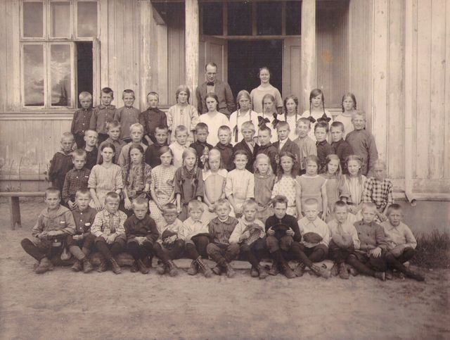 ELEVER FRA 1915/16-? LÆRERE: HALLBJØRG EIG OG ODD ARNESEN.