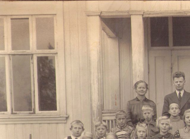 ELEVER FRA 1937-1944/1938-1945/1939-1946/1941-1946/1942-1949.

LÆRERE: Hallbjørg Eig og Elias Engeset. 
1. rekke fra venstre: Magne Sagen, Odd Mellum, Per Nilsen, Botolf Opaas, Halvard Holtet, Erik Melsnes, Tore Mellum og Leiv Opaas. 2. rekke fra venstre:  Marit Nilsen, Bjørg Sagen (Øien), Gerd Snarvold (Solstad), Synnøve Einarsrud (Stræte), Bjørg Holtet, Oddfrid Kirkenær Ruud, Oddlaug Osrønningen (Lilleberg), Gunvor Mellum, Aagot Kravdal (Nergård), Ella Berg, Aud Mellum og Ragnhild Opaas. 3. rekke fra venstre: Ingrid Solfrid Dahler (Pettersen), Oddrun Grue, Ruth Mellum, Ellen Rønning, Reidun Flaten (Bergjordet), Gudrun Helene Dahler (Sponberg), Petra Opaas, Kari Nilsen og Petter Opaas. 4. rekke fra venstre: Dag Erik Eriksmoen, Odd Melsnes, Odd Magnes, Rolf Ivar Dahler, Kjell Nordby, Erling Rønning, Reidar Smebakk, Tor Mellum, Kjell Olsrud og Odd Midtsundstad.
(Bildet er skaffet til veie av Reidar Smebakk og personene identifisert av Arne Otto Butteberg).



(BILDET UTLÅNT AV: REIDAR SMEDBAKK)