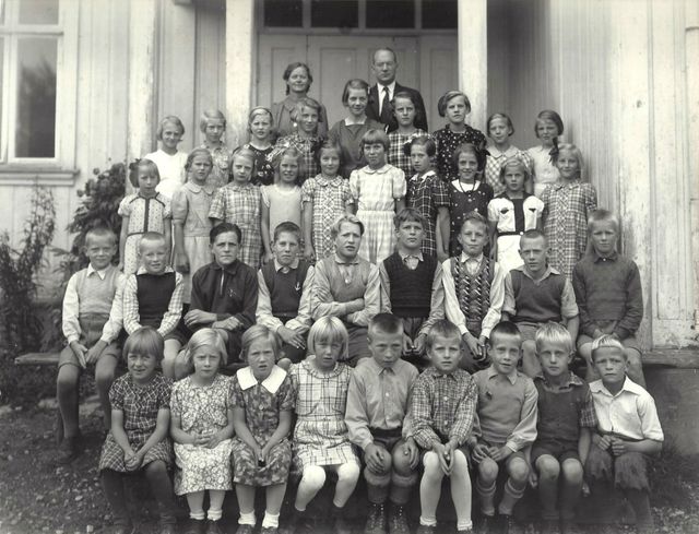ELEVER FRA 1933/39-1940/1946 1. rekke fra venstre: Gunvor Mellum, Ruth Eva Mellum, Aagot Kravdal (Nergård), Ella Svanhild Berg, Erling Reidar Rønning, Odd Rønning, Kjell Nordby, Tor Mellum og Petter Opaas. 2. rekke fra venstre: Arne Otto Butteberg, Gunnar Arnesen, Ole Roald Kirkenær, Odd Kristian Nordby, Arne Nilsen, Odd Gunnarsrud, Oluf Berg, Ove Jarle Mangerud og Brede Berg. 3. rekke fra venstre: Ragnhild Opaas, Reidun Flaten (Bergjordet), Odlaug Osrønningen (Lilleberg), Hilde Gjestvang Knudsen, Ragnhild Butteberg (Møller), ....... Rønning, Laura Oline Opaas (Rognerud), Oddfrid Kirkenær (Ruud), Ellen Odfrid Mellum og Marit Butteberg (Nersveen). 4. rekke fra venstre: Grete Mellum, Gudrun Fengsrud, Ellen Sofie Græsmo, Gunhild Synnøve Køien, Emma Osrønningen (Rognerud), ..........?, Olava Nordby, Else Marie Opaas (Majchrowicz) og Ellen Arnesen.
Bak: Lærerinne Hallbjørg Eig og Lærer Odd Arnesen.
(Bildet er skaffet tilveie og personene identifisert av Arne Otto Butteberg).