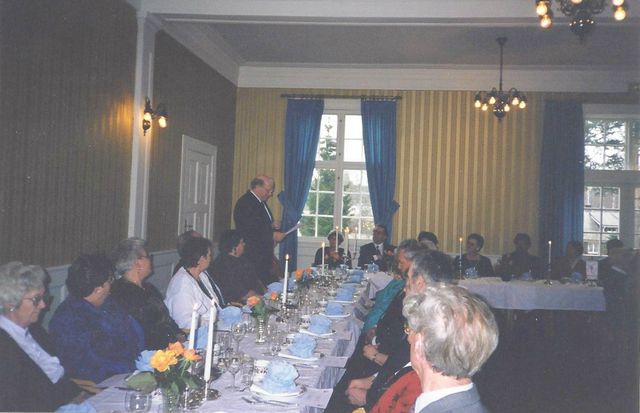 Deler av festbordet med kveldens toastmaster Arne Moseng (stående)