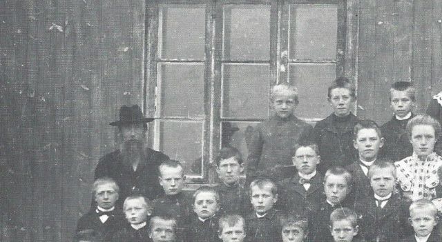 ELEVER VED GAMLE BERGESIDEN SKOLE  FOTOGRAFERT - 1908.
Første rekke fra venstre: Arne Smedstuen, Svein Urdahl, Thorvald Taarneby, Ole Berg, Ukjent, Ukjent, Eiulf Berg, Aslaug Gjerdrum, Eng, Anbjørg Opaas, Ukjent, Mina Midtskogen og Emma Mellum.
Andre rekke fra venstre: Marius Køien, Emil Berg, Ukjent, Johan Fængsrud, Olaf Taarneby, Gustav Berg, Olea Brenne, Kaia Dahlsrud, Tora Taarneby og Gunda Mellum.
Tredje rekke fra venstre: Ole Mellum, Ole Berg, Arne Butteberg, Gustav Tollerud, Knut Butteberg, Iver Gjerdrum, Borger Dahler, Magnild Holtet, Ida Skjærpen, Anna Taarneby, Pauline Dahler og Kristine Fengsrud.
Fjerde rekke fra venstre: Lærer Arne Urdahl, Ukjent, Ole Taarneby, Torger Mellum, Gudmund Gjerdrum, Sina Teppen, Olava Melsnes, Gunda Solberg, Inga Stjerterud og Oddlaug Butteberg.
Femte rekke fra venstre: Arve Gjerdrum, Otto Nordbye, Gunnar Dahler, Olga Taarneby, Ukjent og Kristine Skjærpen.