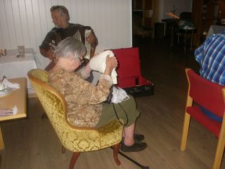 Johan spiller, mens Gudrun har satt seg i selve 