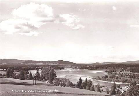 Eidsfossen sett fra Bergesiden. (Bildet er fra et postkort, tatt av fotograf Normann).