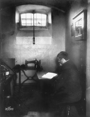 Fange i sin celle på Botsfengslet i 1903. Kanskje det var en slik celle Olaf tilbragte store deler av sitt liv i?