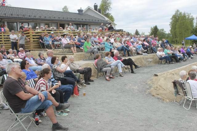 I overkant av 1000 personer fant vegen til den første Solungfestivalen på Bergesiden Grendetun 13. juni 2015. Her avbildet ved  underholdningen fra scenen.