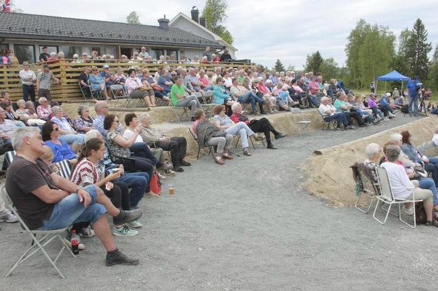 I overkant av 1000 personer fant vegen til den første Solungfestivalen på Bergesiden Grendetun 13. juni 2015. Her avbildet ved  underholdningen fra scenen.