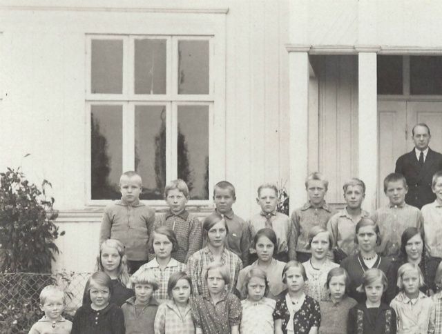 Bergesiden skole, våren 1932. Har noen kjennskap til personene?