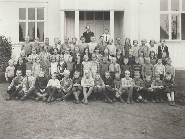 Bergesiden skole, våren 1932. Har noen kjennskap til personene?