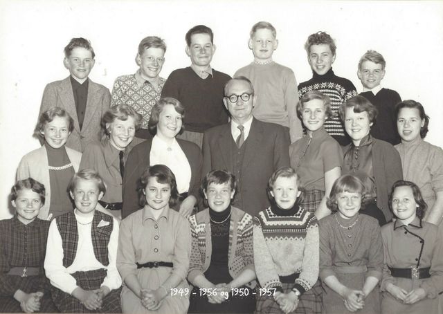 Første rekker fra venstre: Britt Ous, Reidun Dahler, Anne Margrethe Hasleengen, Gunhild Opaas, Oddveig Håkensmoen, Solveig Nilsen og Astrid Meslnes. Andre rekke fra venstre: Ruth Holtet, Gunhild Olsrud, Kari Sagen, lærer Odd Arnesen, Anne Lise Omsted, Marit Finstad og Else Melsnes. Bakerste rekke fra venstre: Ole Magnar Rønning, Odd Dahler, Erling Sagen, Harald Michelsen, Rolf Melsnes og Terje Bjørnebye. (Bildet er gitt av Solveig Nilsen).