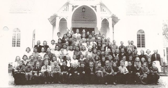 KONFIRMANTER I VÅLER KIRKE 1943
1. rekke fra venstre: Ola Jansrud, Hans Sagen, Jan Gjerdrum, Ragnar Bråtelund, Einar Brenden, Per Ola Lerudsmoen, Jørgen Toterud, Ola Amundrud, ARNE SAGEN, Karl Holtmoen, Agnar Nymoen, Rolf Stræte, Arne Morønning, Magne Stræte, Johan Fløyen og Arne Johnsen.
Andre rekke: Oddfrid Sormbroen, Hjørdis Gullord, Astrid Halvorsen, Lillian Rindal, Synnøve Rindal, Gudrun Lundbyvolden, Anna Holter, Gunvor Berget, Bjørg Holte, Åse Stræte, Prost Oscar Michelsen, Jorun Elseth, Solveig Knutsen, Ella Holtmoen, Bjørg Skjæret, Kari Kåten, Milli Lund, Astrid Holterud, Inger Spilsberg og LAURA OPÅS.
Tredje rekke: Reidun Bølla, Gudrun Knappkøien, Petra Hagen, Inger Johanne Hagen, Ingebjørg Østlie, Oddfrid Tørrissen, Reidun Bråten, Målfrid Elsetrønningen, Astri Dahl, Herborg Rognerud, Ingrid Brumoen, Karin Kullerud, Bergliot Brenden, Elsa Larsåsen, ELLEN MÅLFRID MELLEM, Ingrid Kvick, SYNNØVE BJØRNSTAD (DAHLER), RUTH FINSTAD, Gunvor Rønningen, Astrid Siljuberg, ELLEN KØYEN, RUTH RØNNING og Åse Foss.
Fjerde rekke: Eva Lund (Fløyen), Astrid Lonkemoen, Halbjørg Håkensmoen, Olaug Gottenborg, Åge Rognerud, Svein Nordby, Kåre Kristiansen, Victor Norberg Schulz, Gerd Smedstuen, Ellen Murud, Eva Foss, Kjell Rindal (Elsetrønning), Åge Nordby, Odd Lonkemoen og Leif Holte.
Femte rekke (begynner litt inne på bildet): Arne Hansen, Kjell Braskerud, Harry Palmkvist, Rolf Hallquist, Otto Gjerdrum, Andor Eek, Olaf Eriksmoen og Trygve Eriksmoen.
Sjette rekke: Harald Østlie, Arne Nikolaisen, Tore Pettersen, BREDE BERG, Olaf Elsethagen, Gunnar Øverbyhagen, Robert Svensson og Odd Johansen.
Bakerste rekke: Arne Nerby, Tore Smerud, Arne Rusten, OTTAR OSRØNNINGEN, Otto Hagen, Jon Gunnarsrud og Ragnar Dammen.
(Bildet er fra Vålerkalenderen 1993 og man mener stort sett å ha funnet fram til navnene på de fotograferte).

