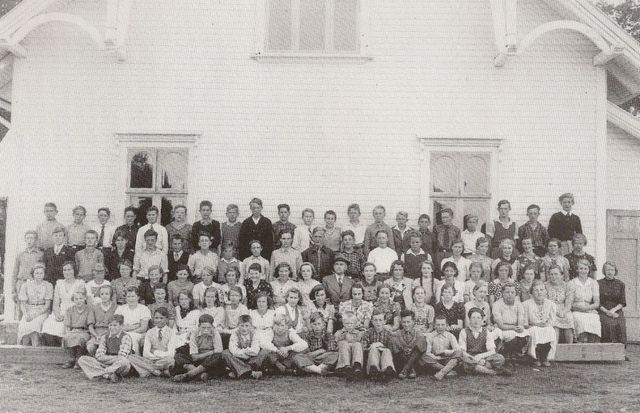 KONFIRMANTER  I VÅLER KIRKE 2. OKTOBER 1938
1. rekke fra venstre: Håkon Haugen, Leif Knapkøien, Åge Ingolf Rognerud, Jon Åbakken, Knut Rønningen, August Halvorsen, Halvor O. Sormbråten, Reidar Rognerud, Andreas Hagen, PER AASEN og Johan Kolbjørn Skjellebekk.
2.rekke: Hjørdis Aslaug Thoresen, Ingrid Oddveig Thoresen, Olga Arnesen, Dorthea Bredalen, Aud Margrethe Lund, Ruth Helene Larsåsen, Margit Gullord, Gudrun Brumoen, Gunvor Johanne Johnsen, Gerd Oddfrid Skjæret, Dagny Østli, Olea Ågot Lindberget, Margit Elida Nordby, ELLA FENGSRUD, Ruth Holter, Eva Kjellaug Jakobsen og Gerd Jøran Skymoen.
3. rekke: Oddbjørg Snarvold, Gerd Myhre, Åse Berntsen, Ruth Rognerud, Jenny Ingebjørg Negård, Oddlaug Kavlerud, Dagny Øiseth, Dina Margrethe Knashaug, Bergljot Kagnes, Ruth Martinsen, Åse Kåten, sogneprest Oscar Michelsen, Mildrid Borgny Hofgaard, Ruth Elida Elsetrønningen, MAGNHILD OSRØNNINGEN, Gudrun Kristine Gottenborg, Gerda Riseng, Jorun Dybedræt, Reidun Knøsberg, Reidun Alfild Pettesen, KAREN AGNETHE ERIKSMOEN og Gunda Gundersen.
4. rekke: Kåre Holter, Ola Arntzen, REIDAR RØNNING, Magne Thorkildsby, ARVE SMEDSTUEN, Leif Helge Smerud, Didrik Sørlie, Erland Trygve Bråten, Arve Trondhjem, Gunnar Magnus Moen, Finn Åge Hansen, Tor Oddvar Skarderud, Oddbjørn Lund, Rolf Nikolai Ruud, Nora Haugen, NELLY JOHANNE KØIEN, Gerd Aslaug Olsson, Haldis Jansrud, Ella Granli og Karin Spilsberg.
5. rekke: Olaf Holtmoen, Øivind Rikenberg, GUNNAR BERG, ARVID FINSTAD, REIDAR MAGNESHAUGEN, Brager Lundeby, Svend Nymoen, Hans Håkonsmoen, Egil Lundebyvolden, Anton Smestad, Thor Tuvrønningen, Arne Snarvold, Knut Borge Paulsrud, Kjell Norr, Olaf Bryhn, Halvor Sormbbråten, Gunnar Ole Gundersen, Ole Borge Eek, Øistein Rønning, Trygve Olav Rognerud og Fritz Rignlie.
(Bildet er hentet fra Vålerkalenderen og Ruth Rognerud (Moen) har ordnet navnelisten).