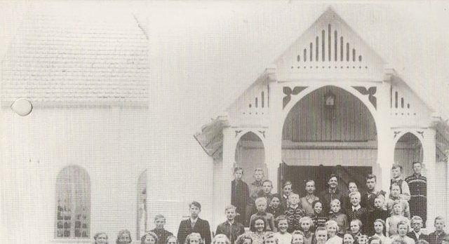 KONFIRMANTER  I VÅLER KIRKE 5. OKTOBER 1941
1. rekke fra venstre: 2. Jan Johansen, 3. Reidar Lund, 4. Arne Ruud, 5. Per Jansrud, 6. Egil Rognerud, 7. Nils Brenden, 8. Bjørn Sørlie, 9. Agnar Holter, 10. Harry Larsåsen, 12. Per Holtekjølen, 13. Sverre Kristiansen, 14. Odd Høgberg, 15. Norolf Kvernmoen, 16. Thor Paulsrud, 17. Reidar Bølla, 18. Frode Hansen og 20. Arvid Stræte.
2. rekke: 1. Magnhild Risåsen, 2. Oline Murud, 3. Bjørg Flaten, 4. Olava Nordby, 5. ELSE OPÅS, 6. ELLEN ARNESEN, 7. Jorun Torp, 8. Ester Holtmoen, 10. Ester Elsetrønningen, 11. Dagmar Danielsen, 12. prost Oscar Midchelsen, 13. Margit Ulfsbøl, 14. Oddlaug Haugen, 15. Janna Nymoen, 16. Reidun Øverbyhaugen, 17. EMMA OSRØNNINGEN, 20. Ingeborg Lundebyvollen og 22. Agnes Haugen.
3. rekke: 1. Laurette Maribo, 2. Jenny Kordal, 3. Agnes Rognerud, 6. Minda Lonkemoen, 7. Elfrid Riseng, 8. GERD MAGNES, 9. Mary Rognlie, 10. Anny Kaaten, 11. Ågot Rognerud, 12. JULIE MANGERUD, 13. Gerd Lindberg, 14. Emma Elsetrønningen, 15. Marit Østbø, 17. Oddgeir Holter og 18. Elling Audenby.
4. rekke: 1. Ragnar Benterud, 2. Kjell Risebro, 3. Kåre Eriksmoen, 4. Dagmar Østli, 5. Reidun Lundeby, 5. Alvild Elseth, Karin Glomstø, 9. Astrid Spilsberg, 10. Margit Høgvold, 12. Arvid Rivenes og 14. Arvid Andersson.
5. rekke: 1. Helge Sormbroen, 2. Kåre Arnesen, 3. Ole Bengtsson, 4. Håkon Braskerud, 5. Tore Kjernstad, 6. Odd Vaaler, 7. Auden Spilsberg og 8 Reidar Haugen.
6. rekke: 2. Petter Engebretsen, 3. Arvid Dammen, 3. Ola Dahl, 5. Svein Gundersen, 6. Trygve Hedin, 7. Arne Olsen, 9. ARNE NILSEN og 10. Bjarne Korsmo.
