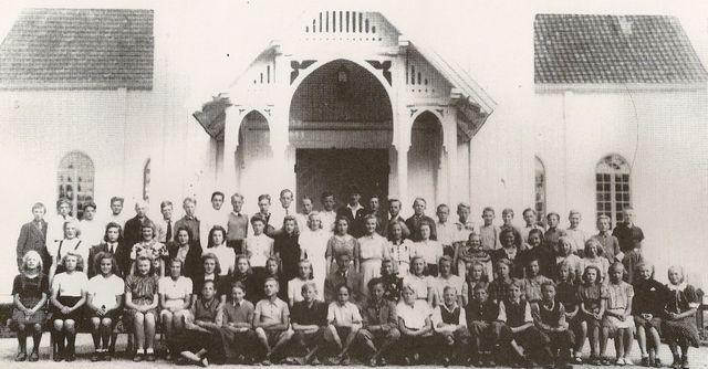 KONFIRMANTER I VÅLER KIRKE 1944
1. rekke fra venstre: Ole Rognerud, Iver Rendalen, Jan Nymoen, Magne Nymoen, ODD FINSTAD, Alfred Fredriksen, Rolf Engebretsen, Henry Haugen, Kristian Nymoen, Johan Gottenborg og Bjarne Morønning.
2. rekke: Eva Amundrud, Olea Jansrud, Bjørg Libekk, Eva Bekkevold, Else Risåsen, REIDUN ODDFRID KIRKENÆR, Solveig Rokkerud, Ruth Molberg, Ingrid Skarderud, lærer og kirkesanger Alfred Schei, Ida Engebretsen, Solbjørg Bagås, Aslaug Teppdalen, Bergliot Brenden, Mildrid Hagen, Reidun Skjellebekk, Anna Magnor, Gerd Lerudsmoen, Anna Stræte, Ruth Stræthe og Gudrun Rognerud.
3. rekke: Olaug Knutsmoen, Ragnhild Holtekjølen, Synnøve Skjærmoen, Åse Lund, Berit Rønningen, Anna Nymoen, Oddny Rivenes, Astrid Bryhn, Ingrid Snarvold, MARIT BUTTEBERG, Nora Kvernmoen, Jenny Risåsen, Ellen Åseth, Sonja Audenby, Harda Else Solstad, Marit Ottosen og Ellen Bengtson.
4. rekke: Reidar Sormbroen, Oskar Arnesen, Brede Johnsen, Mads Unneberg, Harry Syvertsen, Kjell Myhren, Sverre Knutsmoen, Einar Storsveen, Arne Riseng, JARLE MANGERUD, REIDAR SMEBAKK, Birger Andersson, Oddvar Engebakken, Kjell Åbakken, Odd Risebro, Johan Gundersen, Kjell Kristmoen, Olav Flobak, Rolf Skjæret, Erling Holtmoen, Jørgen Nymoen, Bjørn Øverby, Arne Braskerud, Tore Sormbroen, Hans Erik Larsåsen og Martin Lund.