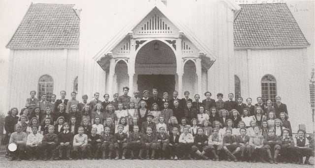 KONFIRMANTER I VÅLER KIRKE 1946
Nederste rekke fra venstre: 1. Jan Risåsen, 2. Lauritz 
Elsetrønningen, 3. Kåre Haugen, 4. Thor Bekkelund, 5. Ole Morønning, 6. Rolf Gullord, 7. Harry Bredalen, 8. Hans Erik Hegg, 9. THOR MELLUM, 10. Per Magnor, 11. Jørgun Østbakken, 12. Arnfinn Rammen, 13. Arne Finstad, 14. Rolf Øverby, 15. Ole Magnus Kaaten, 16. Arne Eriksmoen, 17. Ola Kjøterøe, 18. Agnar Knutsen, 19. Gunnar Pettersen, 20. Thor Sagmoen og 21. Kjell Thore Ruud.
Andre rekke: 1. Eva Kristiansen, 2. Lilly Sandvoll, 3. Tove Engebakken, 4. Astrid Engebretsen, 5. Bjørg Stræte, 6. Gunhild Karlshaugen, 7. Hjørdis Granli, 8. Gerd Berntzen, 9. Karin Lund, 10. Ruth Hansen, 11. Prost Oscar Michelsen, 12. Bjørg Knutsmoen, 13. Palma Thobru, 14. Bjørg Sandmoen, 15. Jorunn Morønning, 16. Ragnhild Brenden, 17. Aslaug Holtmoen, 18. Oddny Nymoen, 19. Ellen Kjøtterøe, 20. Nelly Svartvadet, 21. Gerd Rostille, og 22. Reidun Flaten.
Tredje rekke: 1. Solveig Østlie, 2. Asbjørg Skjerpen, 3. Randi Braskerud, 4. Gunnar Mellum, 5. Hanna Elsetrønningen, 6. Gerd Jakobsen, 7. Åse Bremserud, 8. Ella Brennholt, 9. Ingeborg Haugrønningen, 10. Olga Molberg, 11. Åsta Skarderud, 12. Klara Lundebyvollen, 13. Elbjørg Bekkelund, 14. Bjørg Bråten, 15. Bjørg Gottenborg, 16. Marit Eriksmoen, 17. Åse Urdahl, 18. SYNNØVE EINARSRUD, 19. ÅGOT KRAVDAL, 20. RAGNHILD OPÅS, 21. Anne Spilsberg, 22. Ruth Bru, 23. Aslaug Sagmoen og 24. Gunvor Lerudsmoen.
Øverste rekke: 1. Arild Syversrud, 2. Rolf Skjellebekk, 3. KJELL NORDBY, 4. ARNE BUTTEBERG, 5. Sverre Iver Elseth, 6. Åge Arthur Østhaug Holter, 7. Tore Strøm, 8. Magne Arnesen, 9. PETTER OPÅS, 10. Sverre Østlie, 11. Arne Gjerdrum, 12. Arvid Grønaker, 13. Arnfinn Kaaten, 14. Joar Berget, 15. Sigurd Holtmoen, 16. Svein Riseng, 17. Jan Rognlie, 18. Thorleif Mellum, 19. Arvid Siljuberg, 20. Ove Haug, 21. Arthur Ingebretsen, 22. Rolf K. Moen, 23. Mikael Aas, 24. Odd Berg og 25. Mikael Øyseth.
