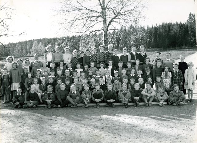 SKOLEBILDE 1953. ELEVER FRA 1948/49/50-1955/56/57?. Lærere: Hallbjørg Eig og Odd Arnesen.
1. rekke fra venstre: 1) Egil Melsnes, 2) Jan Oskar Westby, 3) Hans Kristian Urdahl, 4) Leif Arild Grandahl, 5) Harald Holtet, 6) Terje Bjørnebye, 7) Ole Magnar Rønning, 8) Åge Hasleengen, 9) Odd Dahler, 10) Olav Ous, 11) Ole Nikolai Bjørnebye, 12) Svein Kravdal og 13) Odd Ivar Fengsrud.

2. rekke: 1) Solveig Melsnes, 2) Else Osrønningen, 3) Svein Erik Øiseth, 4) Bjørn Midtskogen, 5) Einar Finstad, 6) Håkon Olsrud, 7) Kjell Finstad, 8) Bjørn Riseng, 9) Hans Petter Opås, 10) Bjørn Finstad, 11) Yngve Astrup, 12) Arne Einarsrud, 13) Jo Inge Bjørnebye, 14) Svein Einarsrud, 15) Roy Fengsrud og 16) Harry Midtskogen.

3. rekke: 1) Bjørg Aasen Teistung (stående) 2) Karin Grøsmo (stående) 3) Grethe Melsbes (stående), 4) Rigmor Hanstad (sittende), 5) Marit Risåsen Anseth, 6) Randi Midtsundstad, 7) Anne Rønning 8) Gerd Aasen, 9) Karin Helene Mobakk, 10) Ruth Urdahl Arellano, 11) Unni Mellem, 12) Anlaug Sagen Hansen, 13) Ellen Dahler Holtet, 14) Anne Grethe Hedlund, 15) Oddny Smedstad, 16) Åse Finstad, 17) Ingrid Holtet, 18) Randi Wålengen Kilen og 19) Laila Pettersen, 20) Gunhild Sagen (stående), 21) Astrid Melsnes Isaksen (stående), 22) Unni Sagen Engh og 23) Liv Græsmo (stående),

4. rekke: 1) Karin Oddveig Grandahl Holmgren, 2) Anne Marie Hanstad, 3) Kari Ellen Butteberg, 4) Reidun Nilsen, 5) Anne Øiseth Svendsen, 6) Gunhild Olsrud, 7) Marit Finstad, 8) Ruth Holtet, 9) Brit Ous, 10) Solveig Nilsen, 11) Gunhild Opås, 12) Anne M. Hasleengen, 13) Else Melsnes Pedersen, 14) Reidun Dahler, 15) Inger Johanne Finstad Holterud, 16) Kari Sagen Lund, 17) Anne Elise Omsted Wedum og 18) Oddveig Håkonsmoen Danielsen.

5. rekke: 1) lærer Odd Arnesen, 2) lærerinne Hallbjørg Eig, 3) Laila Henny Dahler, 4) Aud Rønning, 5) Ivar Aasen, 6) Bjørn Øiseth, 7) Erling Sagen, 8) Arne Aasen, 9) Leif Harry Finstad, 10) Reidar Holtet, 11) Brynjulf Ous, 12) Rolf Melsnes, 13) Roar Olsrud, 14) Ragnar Berg, 15) Egil Osrønningen, 16) Peder Opås og 17) Harald Michelsen.
Bildet og navnene er gitt av Hans Kristian Urdahl og Harry Midtskogen.