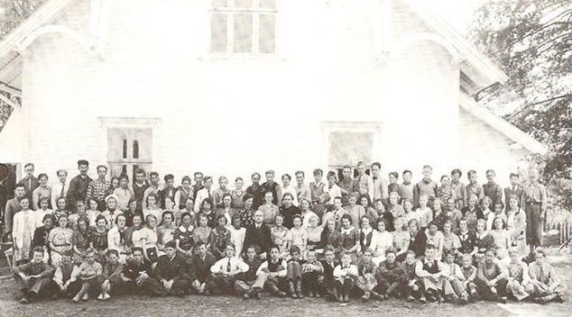KONFIRMANTER I VÅLER KIRKE 1. OKTOBER 1939
1. rekke fra venstre: Magne Olav Andersson, Petter Bærås, EUGEN GUNNARSRUD, SIGURD ARVID RØNNING, Magne Ståle Skjevik, Eiliv Kaaten, Borger Hagen, Leif Henry Rindal, Erling Høgberg, Nils Harry Teppen, Erling Vaaler, Trygve Myrer, Einar Solberg, Knut Sverre Rokkerud, Sverre Holtekjølen, Ragnar Trosterud, Oskar Martin Rendalen, Arne Skipperstøen, Asbjørn Johannes Risbro, Ole Sagen, Einar Nerby, Arvid Ottar Teppdalen og Erling Stræte.
2. rekke: Andrea Karoline Kåten, Oddfrid Arnesen, Anne Marie Syversen, Randi Halvorsen, Else Margrethe Silkoset, Nelly Ingeborg Olsen, Ingrid Brenden, Margit Haugbråten, Hilda Audenby, Johanne Oddveig Engebretsen, Åsta Lundebyvolden, Lilly Aud Nymoen, sokneprest Oscar Michelsen, Hjørdis Bølla, Kirsten Margrethe Amundrud, Karin Risåsen, Eva Torbjørg Torp, Jenny Helene Fall, Olaug Korsmo, Anny Nymoen, Ella Astrid Nymoen, Aslaug Ås, Marie Hagen, Kari Nordermoen, Bjørg Siljuberg, Aud Hjørdis Eriksmoen, og Ragnhild Josefine Andersson.
3. rekke: Aud Ingrid Myren, Magnhild Jakobsen, Margit Mågerud, GERD MARGIT BERG, MARGRETHE OPÅS, THORDIS MARGRETHE NORDBY, HARDA NYGÅRD, KLARA RØNNING, Mary Stenholen, Else Marie Mellum, Gunhild Stræte, Anne Marie Rindal, Margit Elida Lund, Reidun Synnøve Syversrud, Karin Otilie Smerud, Kristine Maribo, Åse Vålengen, Magnhild Knappkøien, Åsta Rønningen, Arnhild Arnesen, Oddfrid Almquist, Borgny Midtsundstad, Malli Knøsberg, Audbjørg Eriksmoen, Edel Haldis Eriksmoen, Reidun Sørlie, Oddbjørg Kristiansen, Karin Helene Vaaler, Olga Mellemrønningen og Ågot Flaten.
4. rekke: ARNE THEODOR ERIKSMOEN, ROLF OSRØNNINGEN, Asbjørn Gjerdrum, GUNNAR GRÆSMO, Semming Sletten, Kåre Bonde Sandmoen, Kåre Johansen, Reidar Brenden, Gustav Nordvi, Alfred Magnus Hagen, Wilhelm Reidar Svensson, Per Skjærbakken, Ole Torvald Løkken, Ivar Johansen, Johan Benterud, Kolbjørn Rendalen, Bjørn Gundersen, Arvid Morbekk, Ivar Bekkelund, Amund Lindberget, Jan Oskar Hansen, Ove Elias Smedstad, Ola Johan Sormbroen, Sverre Kristian Sæther, Ole Smedstad, Oddbjørn Martin Holte, Sven Rognerud, Gunnar Dammen, Mindolf Berget, Gudmund Braskerud, Jarne Kolbjørn Holter, Reidar Martinsen, Reidar Gunnarsrud og Hans Gunvald Stræte.
(Bildet er fra Vålerkalenderen og utlånt av Amund Lindberget, som også har ordnet navnelisten).