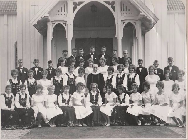 KONFIRMANTER I VÅLER KIRKE 18. august 1963.
Har noen navnene?