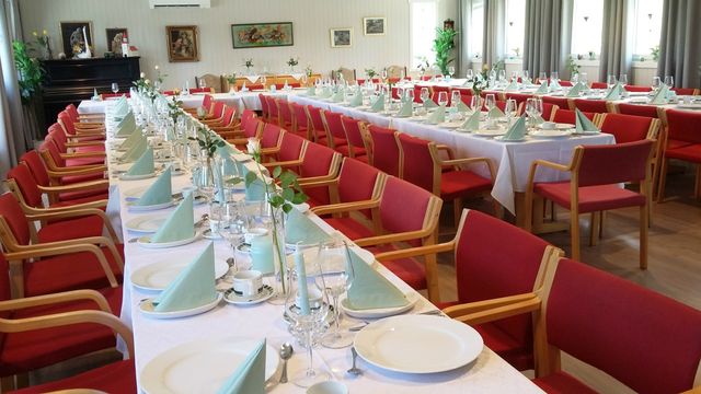 Bordet er dekket for 74 tidligere elever ved Bergesiden skole.