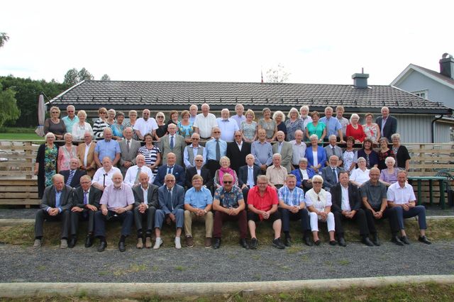 Første rekke fra venstre: Willy Fengsrud, Johnny Hanstad, Carl Astrup, Einar Finstad, Ole Magnar Rønning, Bjørn Vestby, Jens Martin Køien, Trond Hanstad, Torgrim Solberg, Unni (Mellum) Tollefsen, Åge Ragnar Smedstad, Willy Gunnarsrud og Kjell Bjarne Rønning.

Andre rekke fra venstre: Magne Sagen, Kjell Magne Olsrud, Per Erik Nilsen, Harald Holtet, Terje Bjørnebye, Ingrid (Dahler) Pettersen, Harry Midtskogen, Hallvard Kragebøl, Marit Aasen, Arne Holtet, Gudrun (Berg) Iversen og Aud (Mellum) Støvne.

Tredje rekke fra venstre: Bjørg (Gunnarsrud) Pettersen, Randi (Wålengen) Kilen, Leif Harry Finstad, Ole Marius Osrønningen, Reidar Holtet, Kari (Butteberg) Smevold, Hallvard Holtet, Svein Erik Grandahl, Arne Butteberg, Roy Fengsrud, Hans Kristian Urdahl, Yngve Astrup, Odd Dahler, Reidun (Dahler) Jacobsen, Arvid Kravdal, Anlaug (Sagen) Hansen, Aud Ingeborg Urdahl, Ruth (Urdahl) Allerano og Ellen (Dahler) Holtet.

Bakerste rekke fra venstre: Anne Grethe (Hedlund) Ødegård, Åge Willy Hedlund, Elna (Opås) Solstrand, Randi (Midtsundstad) Sjetne, Anne Elise (Omsted) Wedum, Marit (Risåsen) Anseth, Eli (Risåsen) Tøraasen, Jan Nilsen, Randi Nilsen, Oddny Smedstad, Rigmor (Hanstad) Hagen, Wilhelm Omsted, Odd Melsnes, Arne Idar Grandahl, Gunnar Urdahl, Anne Karin Olsrud, Ester Ragnhild Urdahl, Marianne (Græsmo) Gjerdrum, Eva Arnseth, Rolf Arne Lie Holter, Inger Lise (Risåsen) Greaker, Ragnar Einarsrud, Odd Trøyterud, Else Solberg, Britt (Osrønningen) Melby, Støvne.
(Foto: Tor Arne Rønning)
