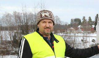 NYTT HÅP: Det er nytt håp om gang- og sykkelveg fra Vestmo over Eidsfossbrua. Til venstre Lars Arne Anseth, foreldrene Jan Erik Midtskogen, Susanne Grønaker og Line Syversrud med ungene Lukas og Mats Grønaker Midtskogen, elida Celine , Niklas og Matheo E. Syversryd. (Foto: Sverre Viggen) 