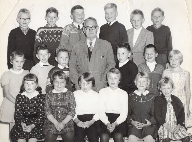 Elever fra 1963 – 1966 (1) og 1964 – 1966 (2). Lærer: Odd Arnesen.

Første rekke fra venstre: Else Libæk (1), Toril Bjørneby (2), Solveig Håkensmoen (2), Brita Olsrud (1), Elna Marie Opås (1) og Ellen Aasen (1).

Andre rekke fra venstre: Inger Lise Risåsen (2), Rolf Gunnar Osrønningen (2), Håkon Libæk (2), lærer Odd Arnesen, Åge Ragnar Smedstad (1), Arvid Midtskogen (2) og Bjørg Jorun Gunnarsrud (2).

Bakerste rekke fra venstre: Øyvind Græsmo (2), Bjørn Henning Fengsrud (2), Gunnar Alfred Urdahl (1), Thorger Alderslyst (1), Svein Erik Grandahl (1) og Kjell Bjarne Rønning (1).
