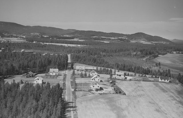 Vestmo Samvirkelag 20/44 Eidsvegen 168. Foto: Widerøe AS 1958.