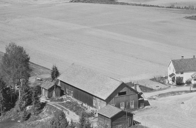 Magnes nedre 22/5 Bergesidevegen 81. Foto: Widerøe AS 1958.