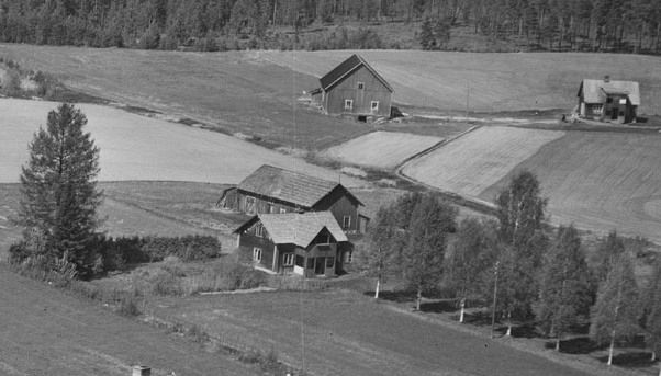 Hanstad/Eidsmoen 21/1 (revet) og Austad 20/54 Bergesidevegen 39. Foto: Widerøe AS 1958.