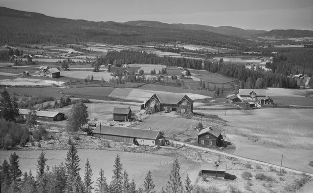 Mangerud nordre, Kavlerudsmoen mfl. Foto: Widerøe AS 1958.