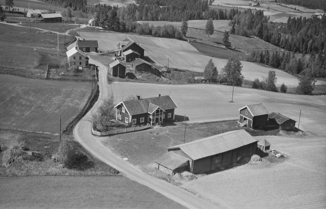 Tårneby (Alvstuen) 27/1 Bergesidevegen 240 og Nordby 26/1 Bergesidevegen 231. Foto: Widerøe 1958.