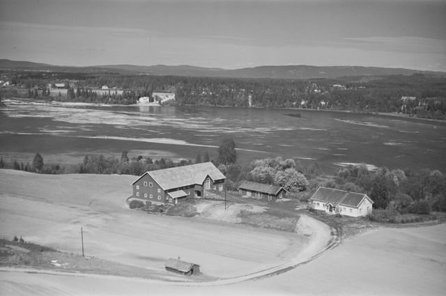 Magneshaugen 22/1. Vestsidevegen 451. (Med deler av Eidsfossen mm). Foto: Widerøe AS 1958. 