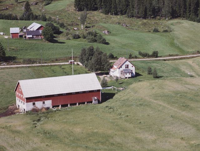 Grandahl 34/20. Bergesidevegen 660. (Våningshuset er under ombygging). Foto: Widerøe AS på 1960-tallet.
