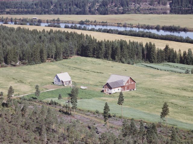 Karisonmoen 34/13 Vestsidevegen 75. Foto: Widerøe AS - på 1960-tallet.