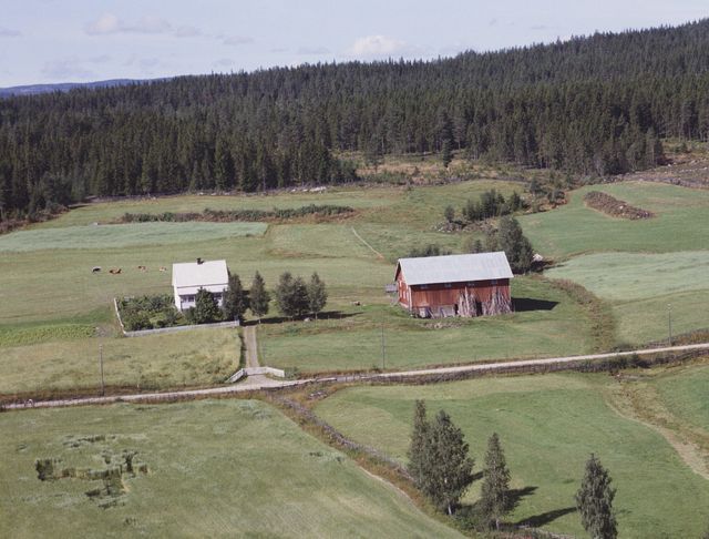 Solhaug 34/37 Bergesidevegen 705. Foto: Widerøe AS - på 1960-tallet.