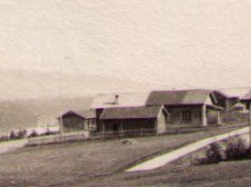 Gamle Bergesiden skole. Ferdig ca. 1883 og ble brukt fram til den nye skolen åpet i 1915. Deler av denne skolen  (den med mørkt tak) ble flyttet fra nederst på Klyperudjordet hvor den første skolen i Bergesiden lå. Bildet er tatt fra Butteberg. Foto: Ukjent.