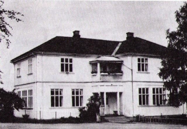 Bergesiden skole. Ferdig 1915, nedlagt 1966 og revet omkring 1969. Foto: Ukjent.