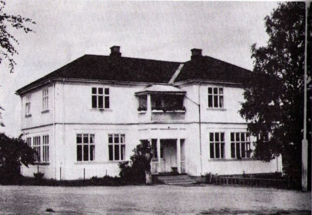 Bergesiden skole. Ferdig 1915, nedlagt 1966 og revet omkring 1969. Foto: Ukjent.
