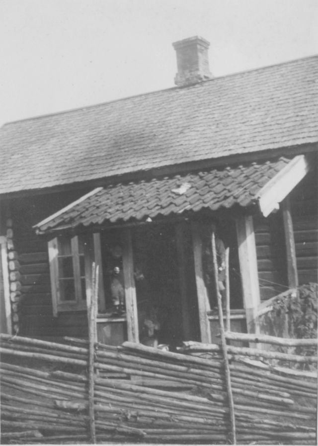 Våningshuset på husmannsplassen Høiland u/Haug, ved Klyperud i Bergesiden. Fra tidlig på 1950-tallet. Foto: Ukjent.