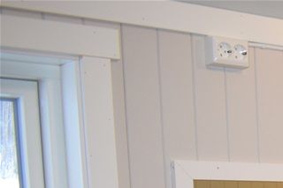 Bildet viser garderoben med døra inn til toalettet.