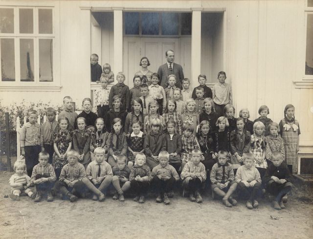Bergesiden skole 1930.

1rekke: 1 Gunnar Arnesen (lærer Arnesens sønn), 2 Gunnar Berg, 3 Ukjent, 4 Ukjent, 5 Rolf Nilsen, 
6 Helge Spilsberg, 7 Ukjent, 8 Ukjent, 9 Ukjent, 10 Sigurd Fengsrud, 11 Erik Magneshaugen.

2rekke: 1 Karla Solberg, 2 Margot Mobakk, 3 Helene Berg, 4 Else Dahler, 5 Edel Kirkenær,6 Karen Eriksmoen, 7 Synnøve Berg, 8 Elvine Kragebøl, 9 Gunvor Aasen, 10 Nelly Køien, 11 Helga Olsrud, 
12 Ingrid Rønning og 13 Ingrid Trøiterud.

3rekke: 1 Ukjent, 2 Reidar Gunnarsrud, 3 Erling Nilsen, 4 Reidar Øverby, 5 Olga Sagen, 6 Else Dahler, 
7 Ragna Ramsli, 8 Lise Osrønningen, 9 Olga (Tora) Rønning, 10 Gudrun Græsmo, 11 Ingrid Brenden, 12 Kristine Sagen, 13 Herbjørg (Oddbjørg) Hanstad og 14 Hjørdis Rønning.

4rekke. 1 Halvard Gunnarsrud, 2 Arvid Solberg, 3 Ukjent.

5rekke: 1 Hans Gunnarsrud, 2 Oddvar Berg, 3 Erling Fengsrud, 4 Olga Magneshaugen, 5 Oddvar Solberg,
6 Arne Fengsrud, 7 Harald Fengsrud og 8 Kåre Fengsrud.

6rekke: 1 Otto Arnesen, 2 Ellen Arnesen (lærer Arnesens barn), 3 lærerinne Hallbjørg Eig og lærer Odd Arnesen.
